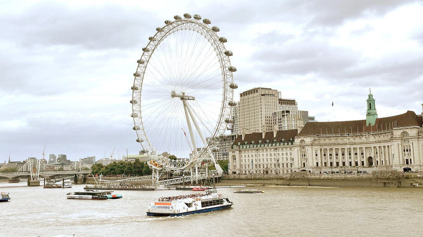 London Walking Like A Tourist - VR Travel