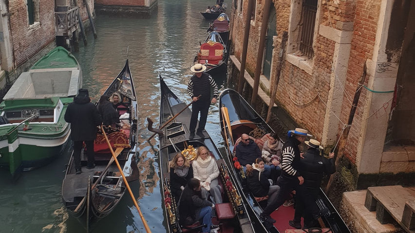 VR Travel Venice Carnival Getting Lost
